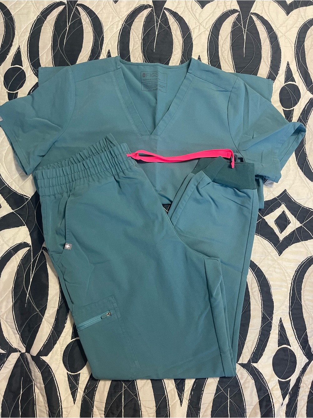 FIGS Hydrogreen Casma Three-Pocket Top & Zamora High Waisted Jogger Set Large